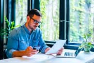 Une étude mondiale dévoile un mal-être générationnel chez les jeunes adultes en crise. © Moon Safari, iStock