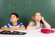 Face aux mathématiques, c'est dès l'entrée à l'école primaire que s'installe l'écart entre les filles et les garçons. © Racle Fotodesign, Adobe Stock 