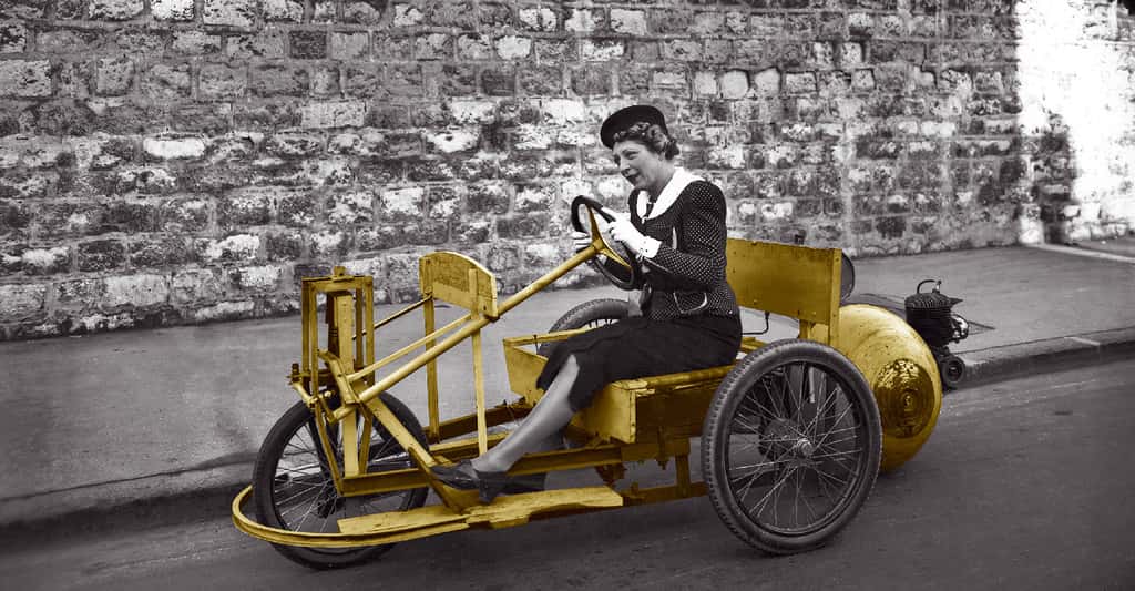 Automobile légère (novembre 1937). Le fonctionnement de ce véhicule était assuré par un petit dispositif gazogène. Office national des recherches scientifiques et industrielles et des inventions. © Fond historique - CNRS Photothèque