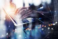 Dans les zones rurales, plusieurs alternatives existent pour accéder à une connexion stable et efficace © alphaspirit, Adobe Stock