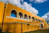 Surnommée la « ville jaune », Izamal illumine le Yucatán de ses façades ocres éclatantes. Ce joyau colonial, mêlé aux vestiges mayas, offre un voyage unique dans une atmosphère chaleureuse et colorée.Izamal © Thierry Suzan – Tous droits réservés