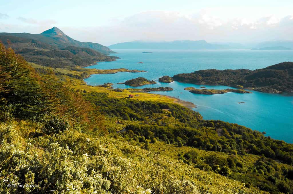 Le détroit de Magellan, passage historique reliant l'Atlantique et le Pacifique, reste un point stratégique au coeur de la Patagonie. Cet axe maritime, témoin de siècles d’exploration, continue de fasciner par sa beauté sauvage et ses eaux capricieuses. Détroit de Magellan, Chili © Thierry Suzan – Tous droits réservés