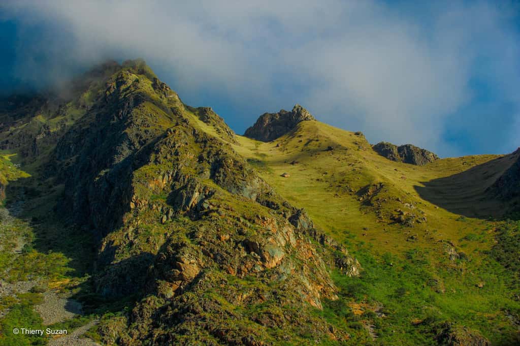 Les montagnes de lumière | ChicónLa cordillère péruvienne incarne la puissance et la grandeur des Andes. Ses sommets majestueux sont le reflet d’une nature sauvage et préservée. © Thierry Suzan – Tous droits réservés