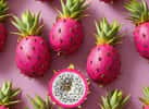 La pitaya, aussi appelée fruit du dragon, est un fruit exotique originaire d'Amérique centrale, mais elle est largement cultivé en Asie. Sa peau est colorée (rose vif, rouge ou jaune) et ses écailles rappellent celles d'un dragon, d'où son nom. L'intérieur est juteux, parsemé de petites graines noires et peut être blanc, rose ou rouge. Son goût est doux, légèrement sucré, rappelant un mélange entre le kiwi et la poire. En plus d’être délicieux, la pitaya est riche en antioxydants, en vitamines C et B, et en fibres.© IPicture, Pixabay, DP