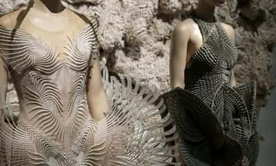 Iris van Herpen a présenté une robe bioluminescente à Paris. © Irisa, Adobe Stock